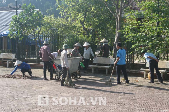 Ngay từ sớm, lực lượng đoàn viên đã cùng với cán bộ nhân viên khu di tích và người dân xã Mường Phăng dọn dẹp khuôn viên khu di tích.