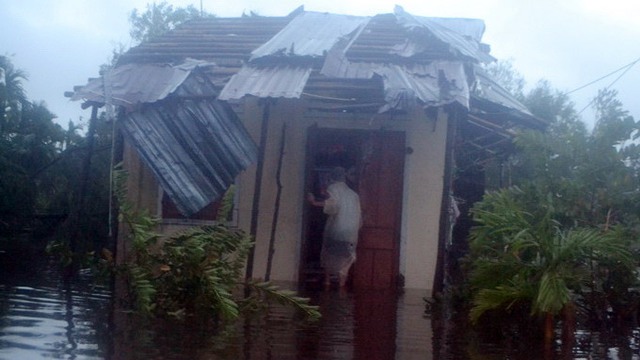 	Ngôi nhà bị tốc mái, ngập lưng chừng tại Quảng Nam. Ảnh: Tuổi trẻ