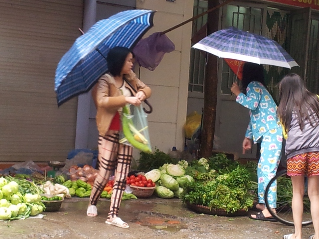 “Giá nhập đầu vào hôm nay rất đắt, một số loại tăng thêm 2.000 đồng/kg. Tăng giá nhiều nhất là bắp cải và bí xanh, bình thường 10.000 đồng/kg, giờ tăng lên 12.000 đồng/kg” - một tiểu thương cho biết.