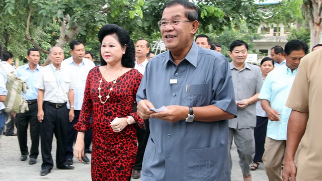 
	Thủ tướng Campuchia Hun Sen và phu nhân đến một điểm bỏ phiếu ở Kandal để đi bầu cử
