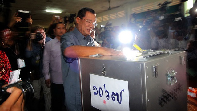 
	Ông Hun Sen bỏ phiếu vào thùng trước sự chứng kiến của đông đảo báo giới