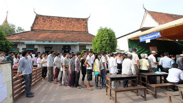 
	Người dân xếp hàng đi bầu trước một điểm bỏ phiếu ở Kandal