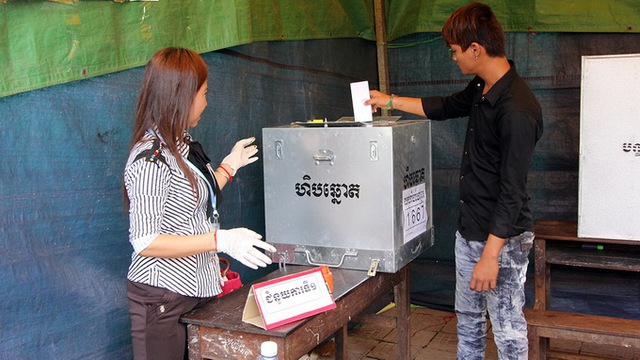 
	Một thanh niên Campuchia đi bỏ phiếu sáng nay. Trong kì bầu cử này, giới trẻ chiếm số lượng đông đảo