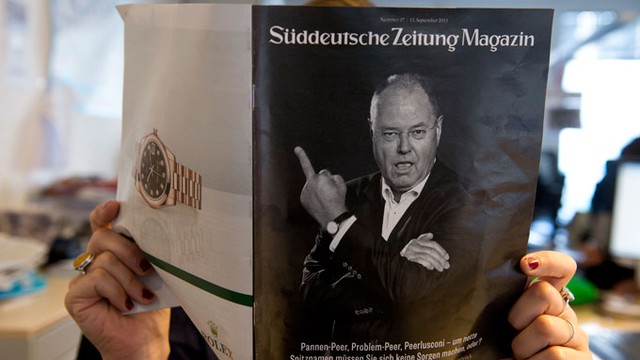  	Ảnh ông Peer Steinbruck giơ ngón tay thối trên bìa tạp chí Süddeutsche Zeitung.