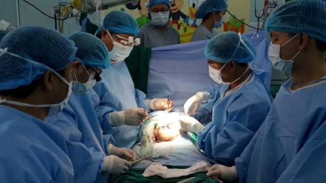 Các bác sĩ Bệnh viện nhi đồng 2 TP.HCM tiến hành phẫu thuật (ảnh Trương Quang Định)