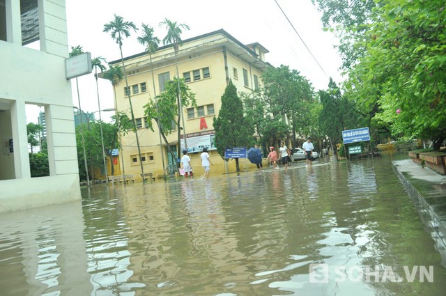 	Không có hành lang thông sang nhà A của Bệnh viện nên nhiều người đã phải lội nước
