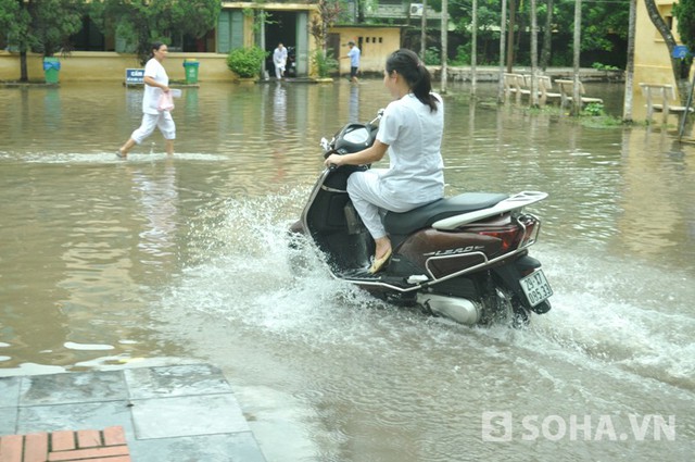 Nếu không muốn lội nước thì có thể... đi xe máy