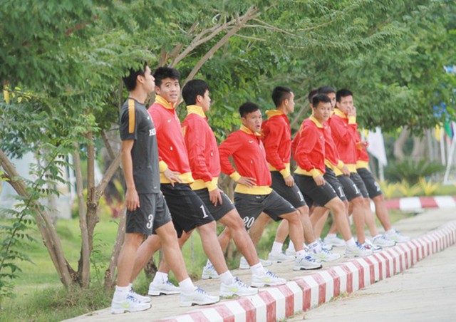  	U23 Việt Nam phải tập trên phố