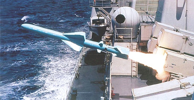 	Tên lửa YJ-8 được phóng từ tàu