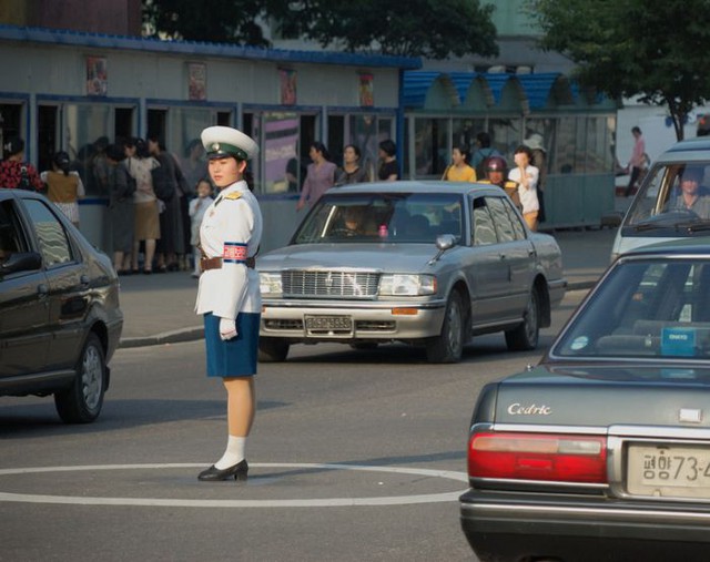 
	Ở Kaesong cũng như ở Bình Nhưỡng, những nữ cảnh sát giao thông làm việc thật nghiêm trang và chăm chỉ trên đường phố