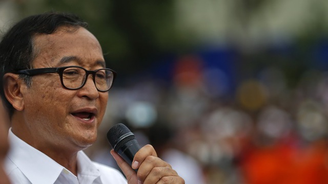  	Chủ tịch CNRP Sam Rainsy cương quyết không nhượng bộ dù Quốc vương Norodom Sihamoni đã lên tiếng.