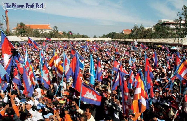 
	Người biểu tình Campuchia đổ ra đường biểu tình, gây tê liệt nhiều tuyến phố. 