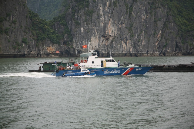  	Tàu tuần tra số hiệu 4002 của cảnh sát biển Việt Nam