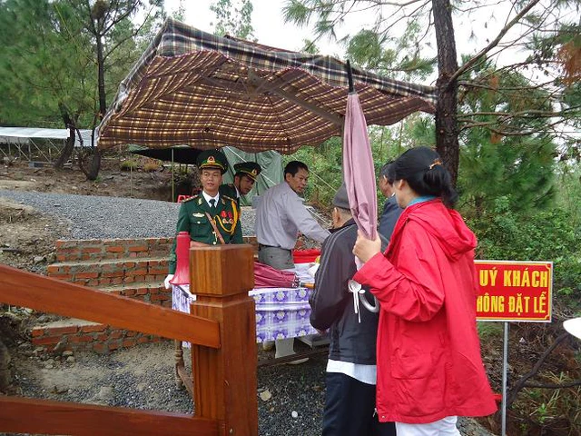 
	Hai chiến sỹ Biên phòng hướng dẫn, các đoàn thể, cá nhân bắt đầu vào viếng