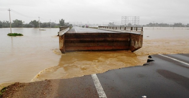 
	Lúc 5h sáng 16/11, cầu Tân An (trên quốc lộ 1A, đoạn qua thị xã An Nhơn, Bình Bịnh) bị sập đoạn dài 20m. Quốc lộ 1A bị chia cắt hoàn toàn. Ảnh: Tri thức
