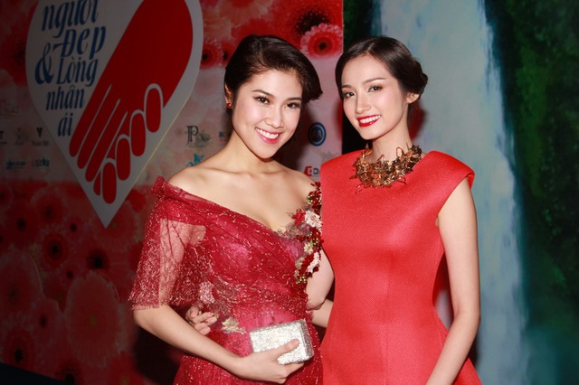 	Người mẫu Thu Hằng trẻ trung bên Hoa hậu Trúc Diễm nổi bật không kém.