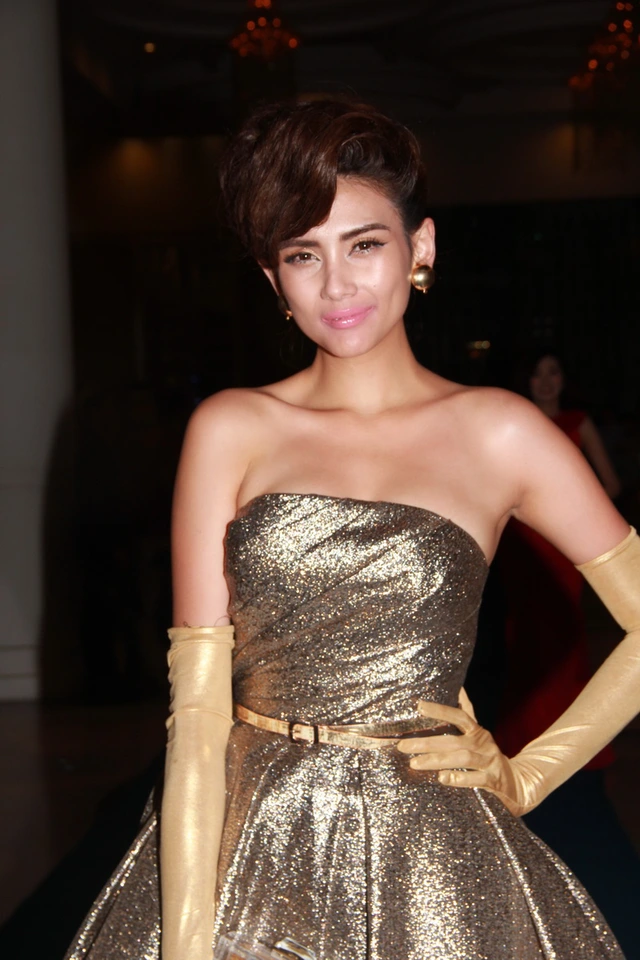 	Giải vàng Siêu mẫu Việt Nam 2008 diện chiếc váy xòe đuôi và cúp ngực, khoe trọn vai trần gợi cảm cũng như số đo vòng 1 đầy đặn.
