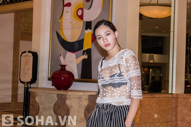 	Với chiếc áo trong suốt, khoe nội y lộ liễu, Hà Min khiến nhiều người không thể rời mắt khỏi cô khi xuất hiện ở sự kiện thời trang tối qua.
