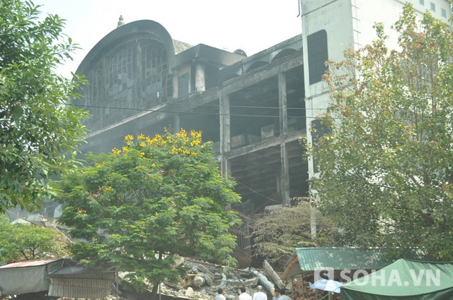 3 ngày sau khi bị cháy, nhiều khu vực trong Trung tâm Thương mại Hải Dương vẫn bốc khói