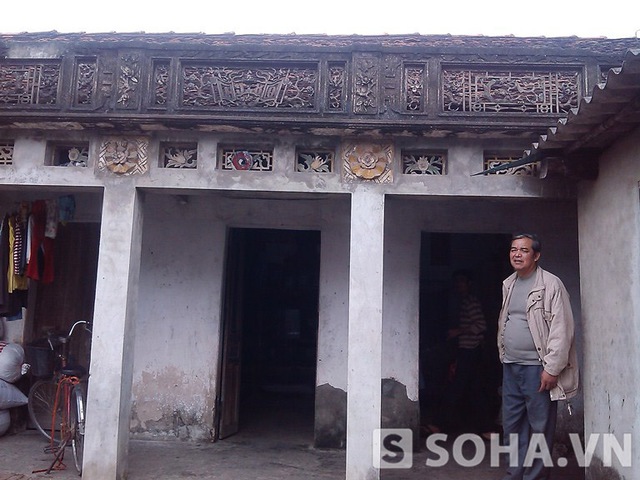 Ông Nguyễn Văn Cường bên ngôi nhà cấp 4 của mình