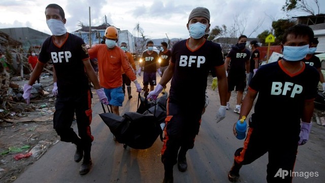  	Thi thể nạn nhân bão Haiyan được đưa đến hố chôn tập thể