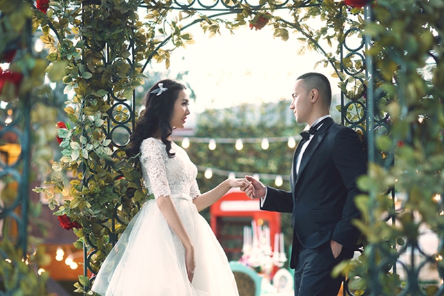  	Đông Cương và Thùy Trang yêu nhau một năm trước khi đi đến đám cưới.
