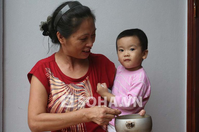 Đứa con út của anh Nguyễn Văn Minh mới 20 tháng tuổi, bé còn nhỏ để cảm nhận sự mất mát quá lớn này.