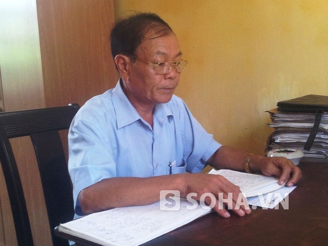 Ông Nguyễn Văn Lượng - Trưởng Công an xã Đông Cứu trao đổi với PV