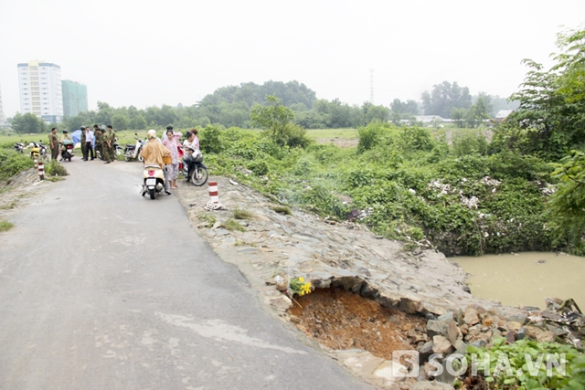 Con đường băng ngang con suối, nơi hai sinh viên gặp nạn.