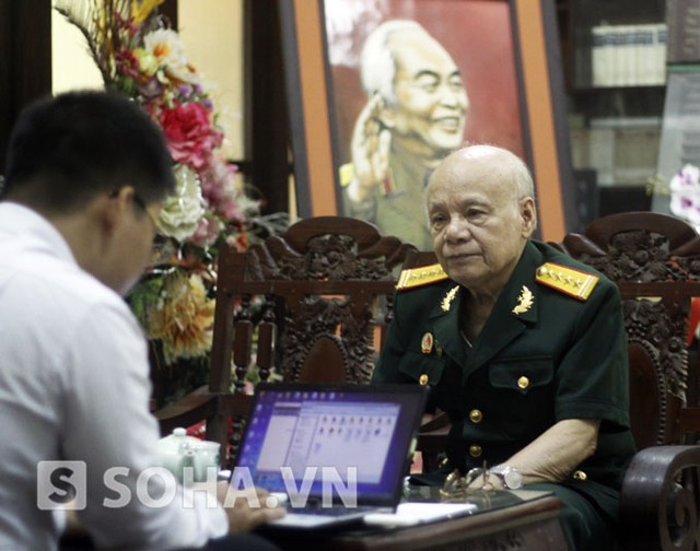 	Đại tá Nguyễn Huyên cùng phóng viên Trí Thức Trẻ giao lưu trực tuyến với độc giả từ Văn phòng Đại tướng. Ảnh: Tuấn Nam