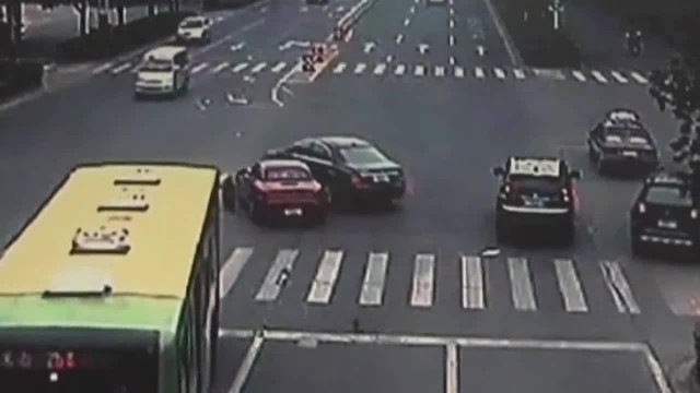 Trung Quốc: Bố lái xe đâm thẳng vào xe của con trai