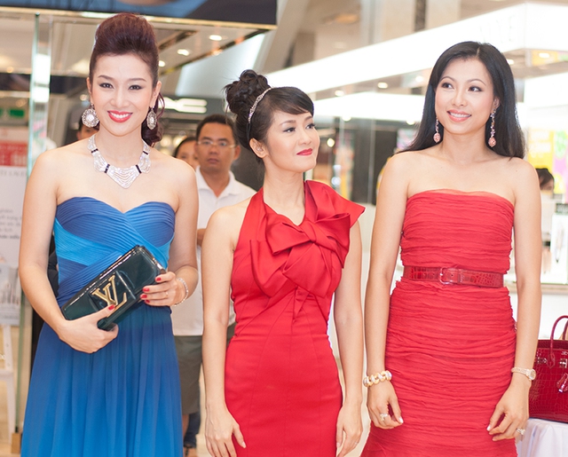 	Hồng Nhung diện váy đỏ cùng màu với MC Mỹ Uyên.