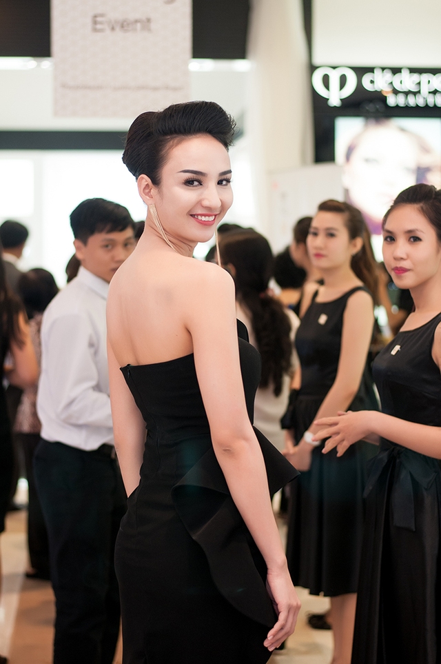 Diva Mỹ Linh 'lép vế' trước các chân dài 