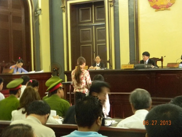	Bị cáo Trần Thị Hoa trước tòa.