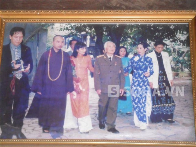  	Đại tướng Võ Nguyên Giáp trong lần về thăm chùa Một Cột cùng con gái.