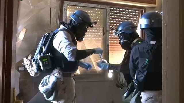  	Các chuyên gia vũ khí LHQ thu thập mẫu vật tại ngoại ô thủ đô Damascus của Syria, nơi vũ khí hóa học bị nghi ngờ đã được sử dụng.
