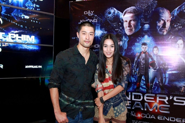 
	Tối qua (29.10), Johnny Trí Nguyễn lại song hành cùng "người tình tin đồn" Nhung Kate đi tham dự buổi họp báo công chiếu bộ phim Ender's Game.