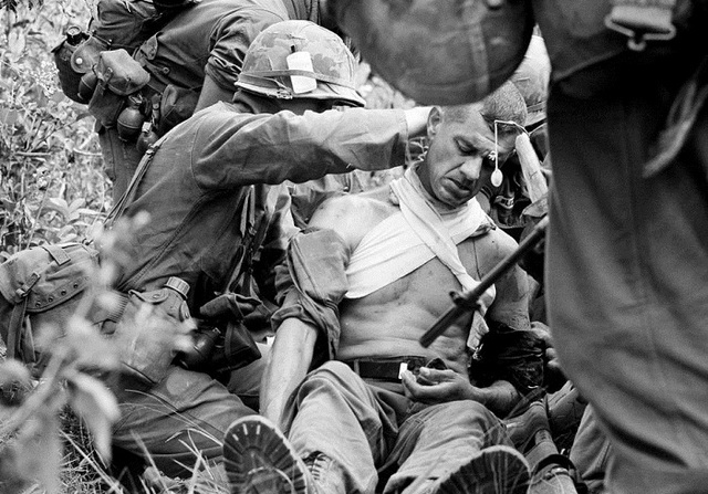 
	Trung tá quân đội Mỹ George Eyster được đặt nằm lên cáng sau khi trúng đạn của quân đội Việt Nam. Ảnh chụp ngày 16/1/2966.