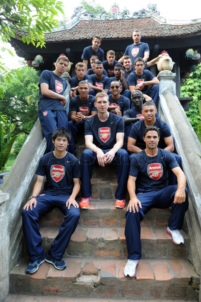 	Toàn đội Arsenal chụp hình lưu niệm	 