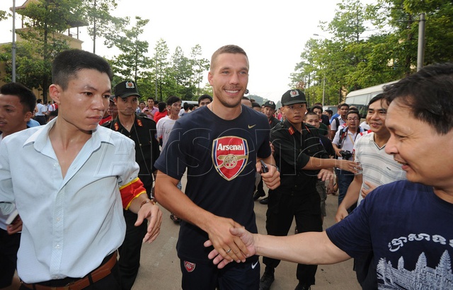 	Podolski tươi cười chào fan Việt