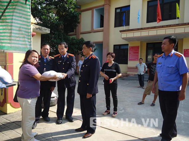 
	Bà Nguyễn Thị Thuyết- Giám đốc Công ty Thiên Ân Dược trao 2 tấn gạo và
	50 thùng mì tôm để hổ trợ những trường hợp bị thiệt hại trong dịp bão số
	10 và đợt lũ vừa qua