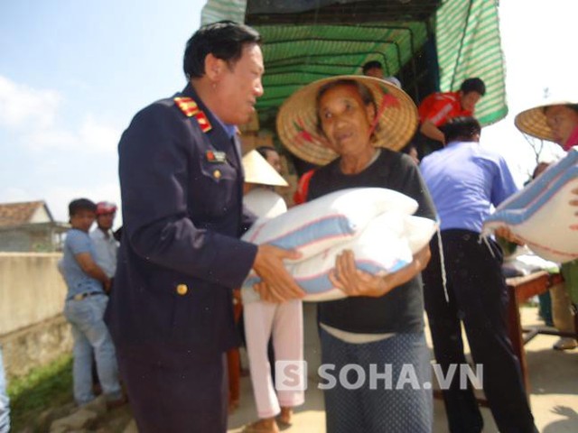 
	Ông Trần Thường Phi- Phó Viện trưởng Viện kiểm sát nhân dân tỉnh Quảng Bình trao tận cho bà con nhân dân vùng lốc xoáy, vùng lũ