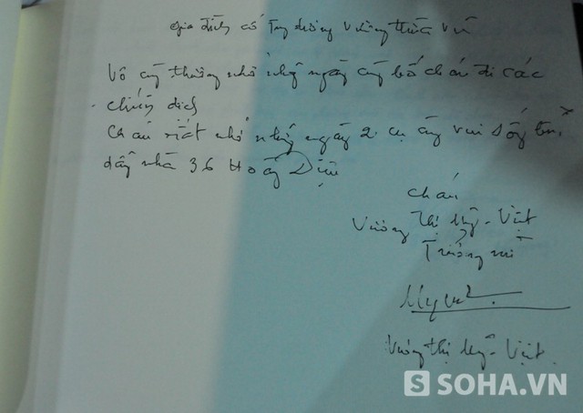 Gia đình cố Trung tướng Vương Thừa Vũ viết vào sổ tang (Ảnh: Tuấn Nam)