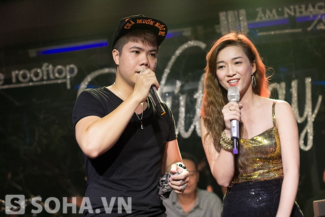 	Cô còn song ca với Đinh Mạnh Ninh ca khúc Move like mik jager.