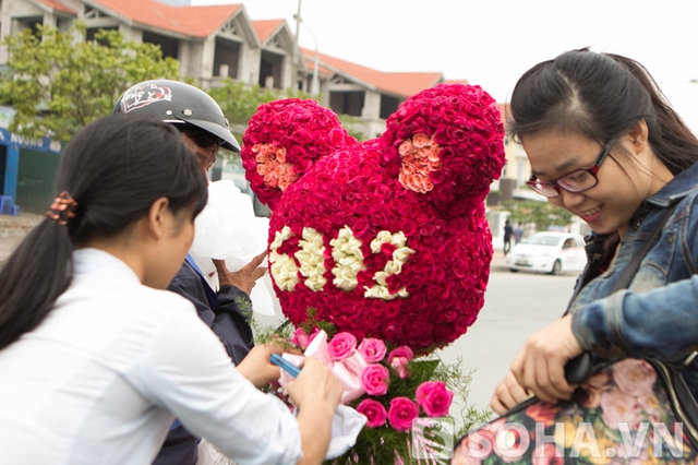 
	Một món quà kết bằng hoa được fan cẩn thận làm tặng các thành viên cuả JYJ.