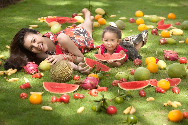 Trà Ngọc Hằng và cháu gái ngập trong... hoa quả