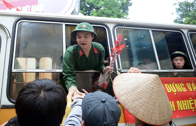 Những chàng trai trẻ họ lên đường mang theo niềm hi vọng được góp sức mình với quê hương- đất nước