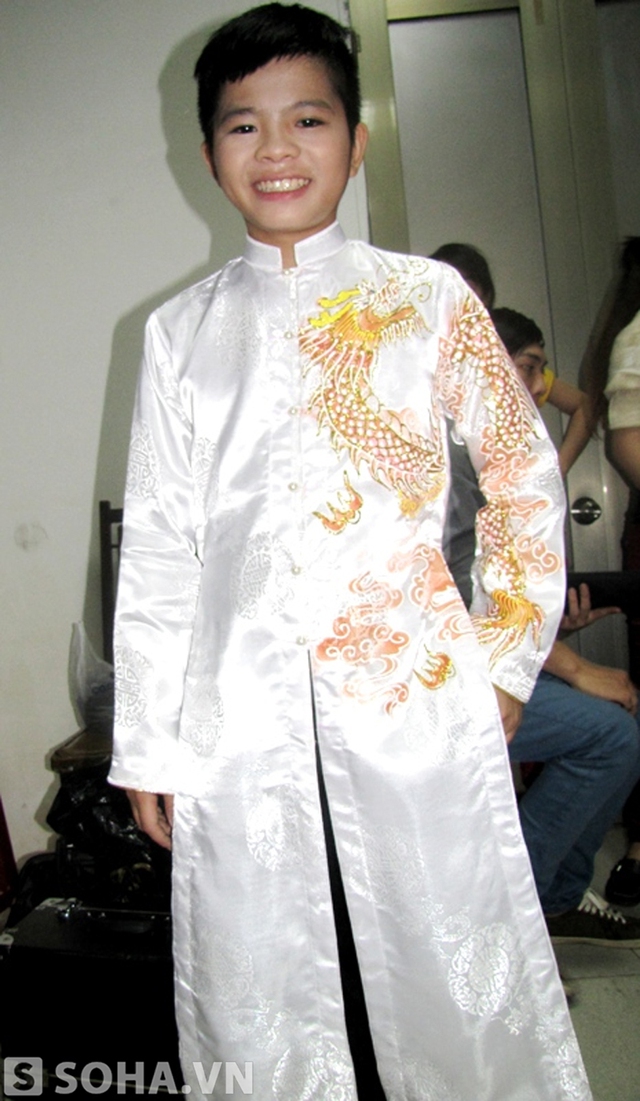 	Quang Anh chững chạc với áo dài truyền thống.