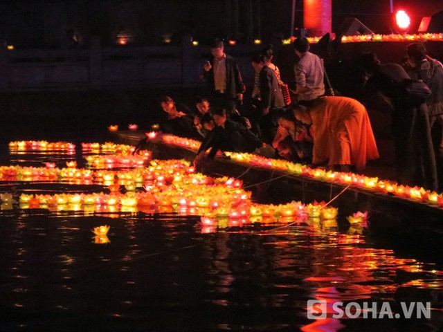 Đưa đèn hoa đăng xuống hồ