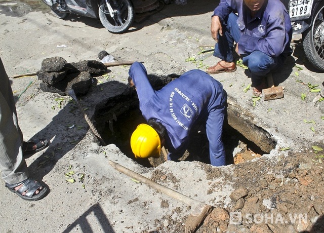 Hố có đường kính 1,5m, khoét hàm ếch rộng và sâu hơn 2m.